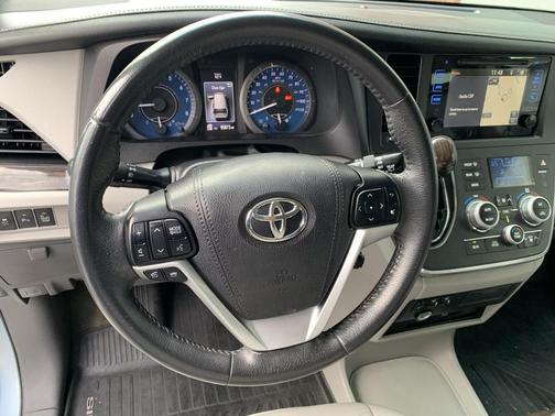 2017 Toyota Sienna XLE Premium