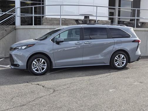 2022 Toyota Sienna Woodland Edition