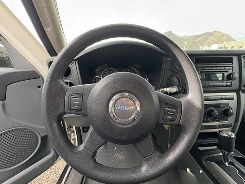 2006 Jeep Commander Base