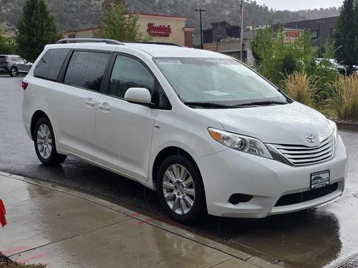 2016 Toyota Sienna LE