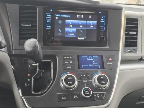2016 Toyota Sienna LE