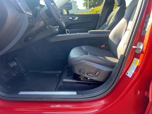 2024 Volvo XC60 B5 Plus Dark Theme