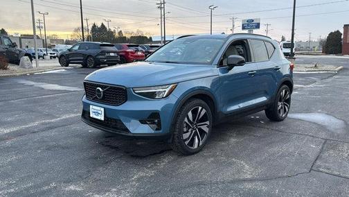 2023 Volvo XC40 B5 Plus Dark Theme