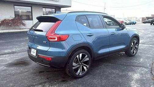 2023 Volvo XC40 B5 Plus Dark Theme