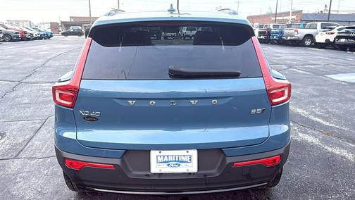 2023 Volvo XC40 B5 Plus Dark Theme