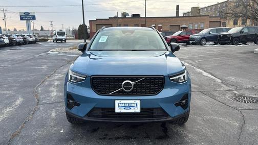 2023 Volvo XC40 B5 Plus Dark Theme