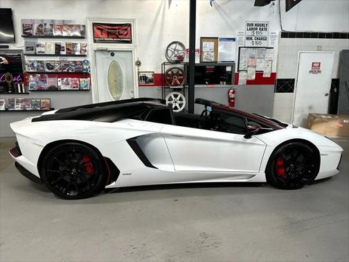 2016 Lamborghini Aventador LP700-4 Roadster Pirelli Edition
