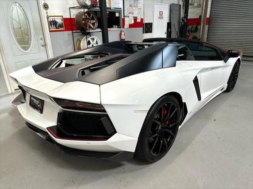 2016 Lamborghini Aventador LP700-4 Roadster Pirelli Edition
