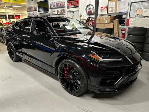 2022 Lamborghini Urus Base