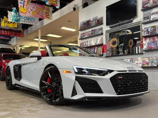 Suzuka Gray Metallic/Black Roof 2023 Audi R8 V10 performance RWD S tronic