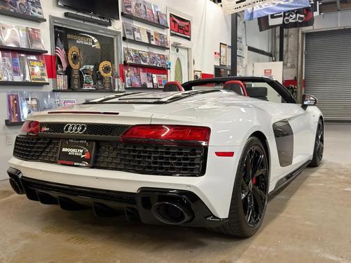 Suzuka Gray Metallic/Black Roof 2023 Audi R8 V10 performance RWD S tronic