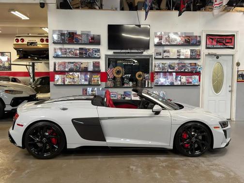 Suzuka Gray Metallic/Black Roof 2023 Audi R8 V10 performance RWD S tronic