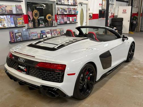 Suzuka Gray Metallic/Black Roof 2023 Audi R8 V10 performance RWD S tronic