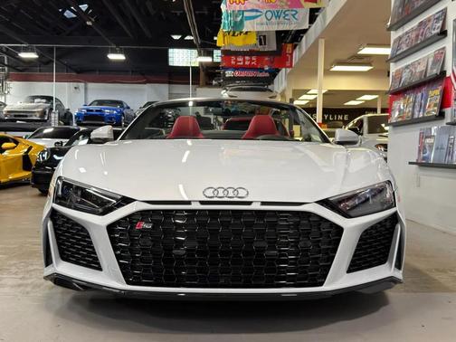 Suzuka Gray Metallic/Black Roof 2023 Audi R8 V10 performance RWD S tronic