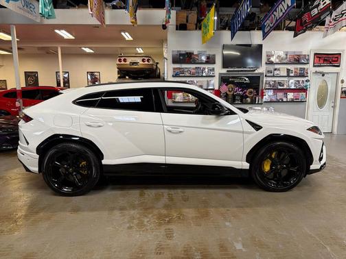 2019 Lamborghini Urus Base