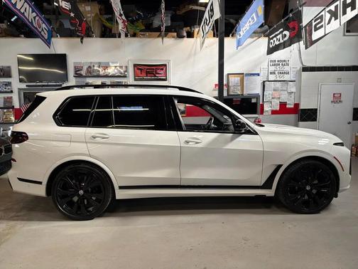 2023 BMW X7 M60i