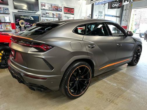 2022 Lamborghini Urus Base