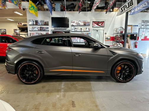 2022 Lamborghini Urus Base