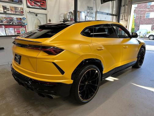 2022 Lamborghini Urus Base