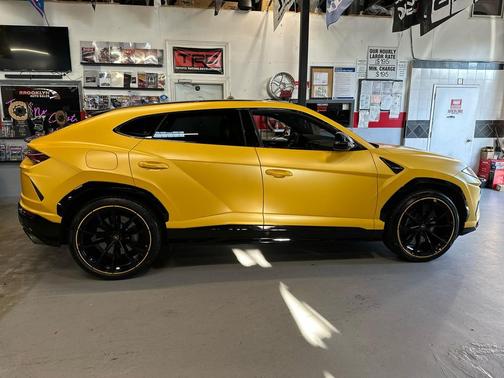 2022 Lamborghini Urus Base