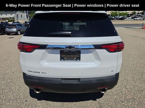 Iridescent Pearl Tricoat 2023 Chevrolet Traverse LT Leather