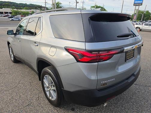 Sterling Gray Metallic 2023 Chevrolet Traverse LT Leather