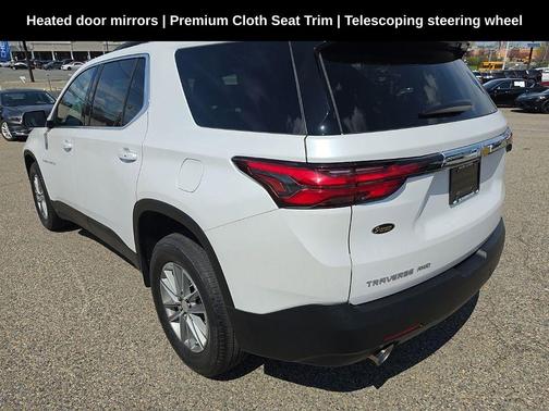 Iridescent Pearl Tricoat 2023 Chevrolet Traverse LT Cloth