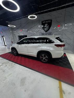 White 2018 Toyota Highlander LE Plus