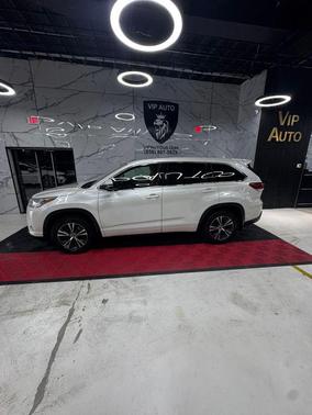 White 2018 Toyota Highlander LE Plus