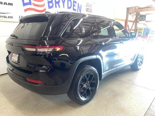 Diamond Black Crystal Pearlcoat 2025 Jeep Grand Cherokee Altitude