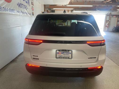 Bright White Clearcoat 2025 Jeep Grand Cherokee Limited