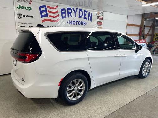Bright White Clearcoat 2026 Chrysler Pacifica L
