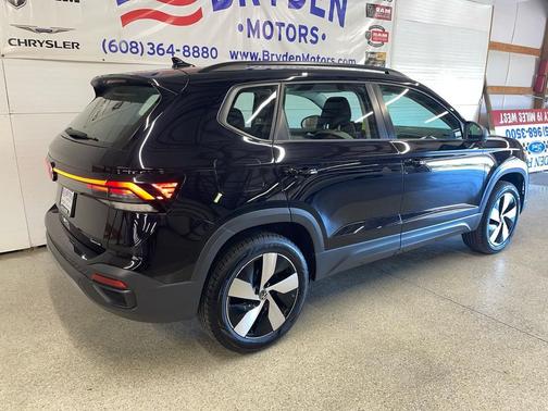 Deep Black Pearl 2025 Volkswagen Taos 1.5T S