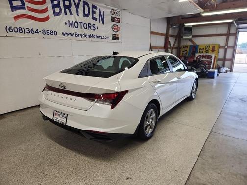 2022 Hyundai ELANTRA SE