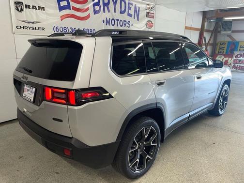 Silver Zynith Clearcoat 2026 Jeep Cherokee Overland
