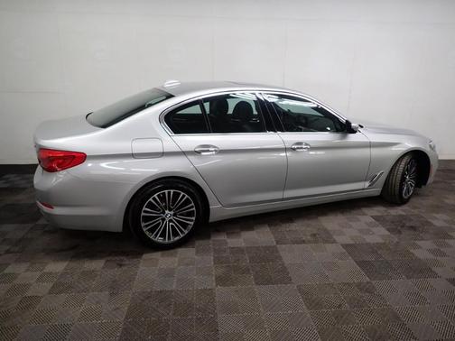 Photo 2 of 31 of 2018 BMW 530 i xDrive
