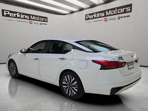 Glacier White 2025 Nissan Altima SV