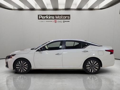 Glacier White 2025 Nissan Altima SV