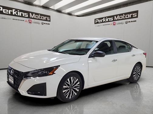 Glacier White 2025 Nissan Altima SV