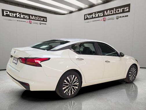 Glacier White 2025 Nissan Altima SV