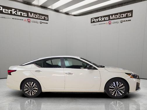 Glacier White 2025 Nissan Altima SV