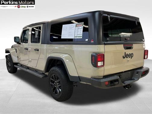 2022 Jeep Gladiator Sport