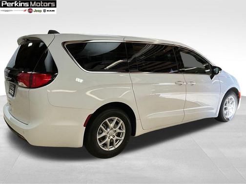 2025 Chrysler Voyager LX