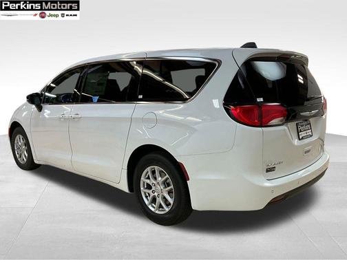 2025 Chrysler Voyager LX