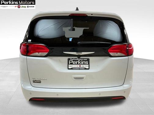 2025 Chrysler Voyager LX