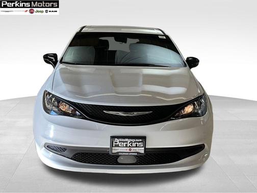 2025 Chrysler Voyager LX