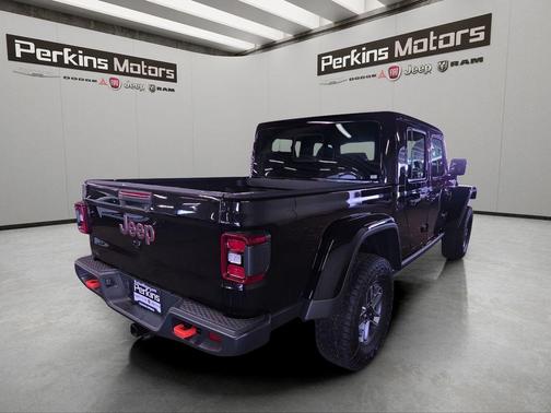 Black Clearcoat 2026 Jeep Gladiator Mojave