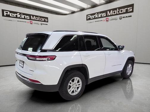 Bright White Clearcoat 2023 Jeep Grand Cherokee Laredo