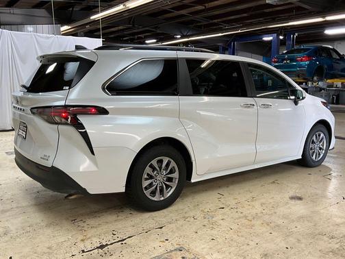2024 Toyota Sienna XLE