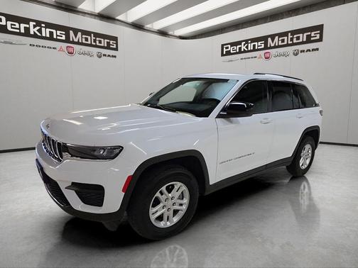 Bright White Clearcoat 2024 Jeep Grand Cherokee Laredo